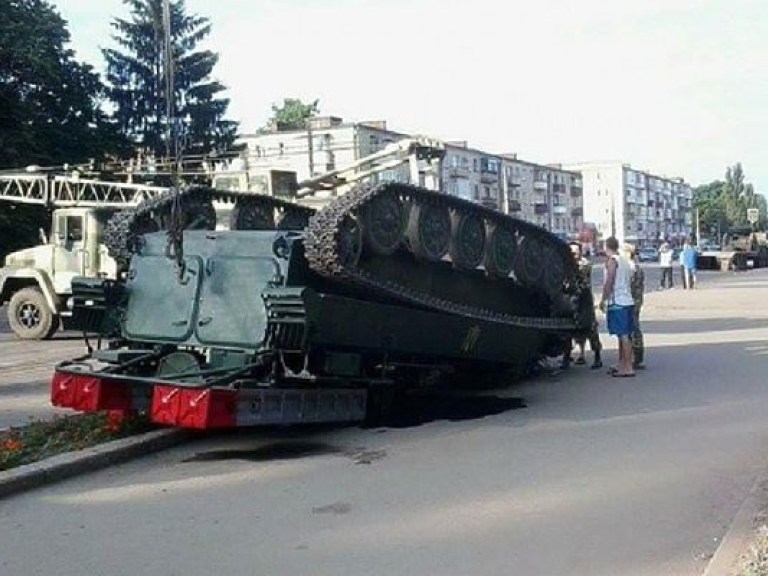 В Конотопе из-за неаккуратности водителя перевернулся танк (ФОТО)