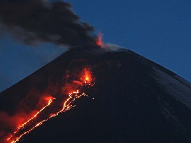 Вулкан Ключевской на Камчатке выбросил пепел на высоту пять километров (ФОТО)