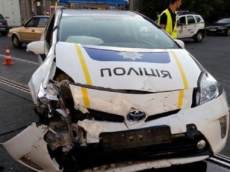 В тройное ДТП в Одессе попал полицейский автомобиль (ФОТО)