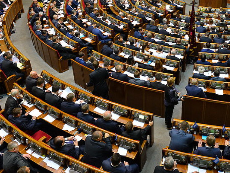 В парламенте нардепы Радикальной партии, БПП и &#171;Народного фронта&#187; заблокировали трибуну