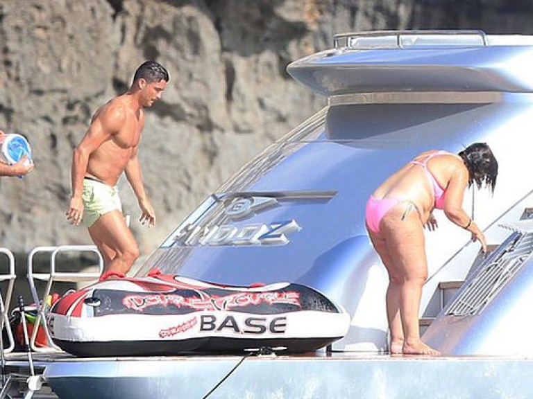 Роналду и Месси отдыхают по соседству (ФОТО)