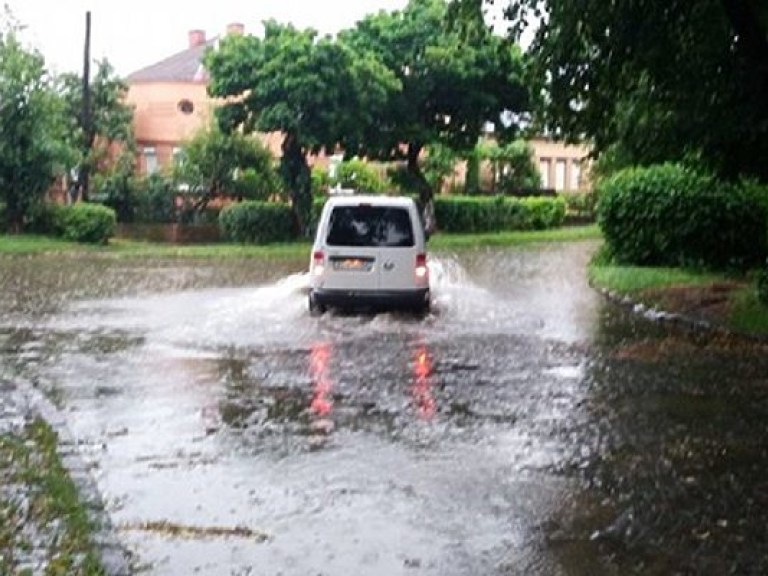 В Ужгороде сильный ливень затопил улицы (ФОТО)