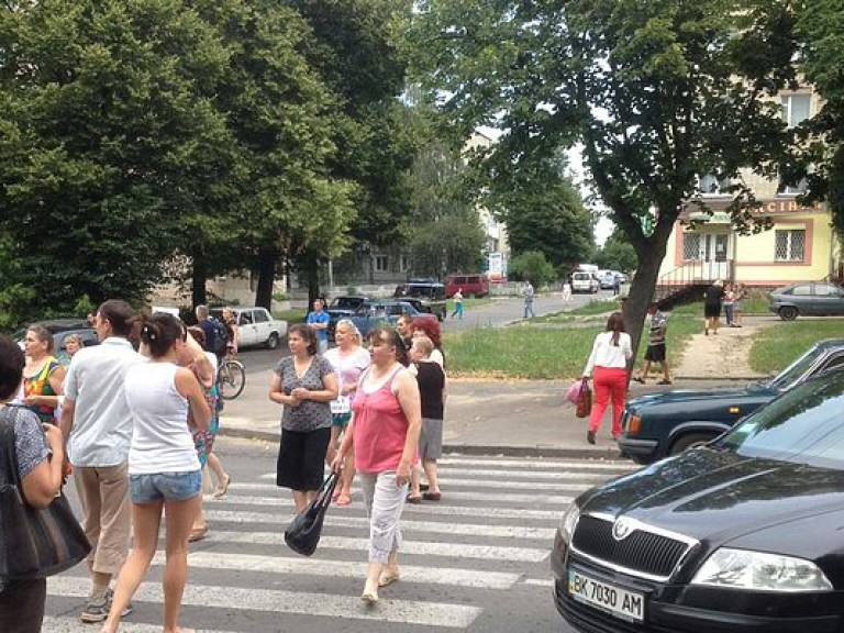 В Ровно активисты перекрыли дорогу в знак протеста против питомника (ФОТО)