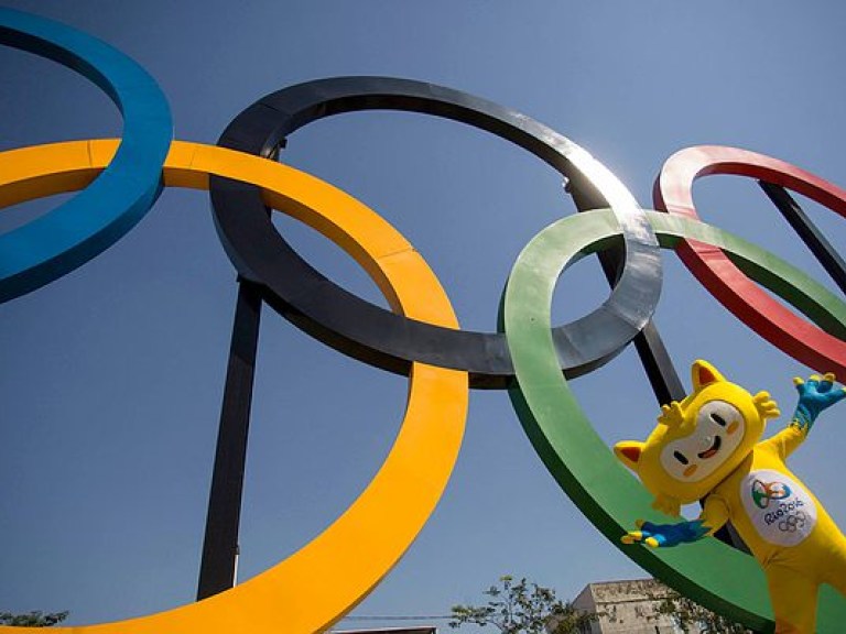 Хулиган с огнетушителем пытался потушить олимпийский огонь в Бразилии (ВИДЕО)