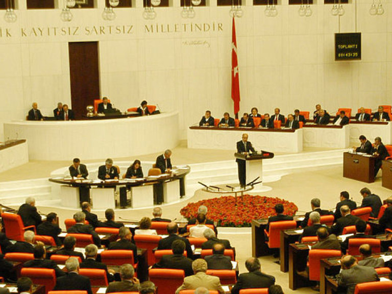 В Турции из рук мятежников войска освободили генсекретаря администрации президента Фахри Касирга, парламент собирается на внеочередное заседание
