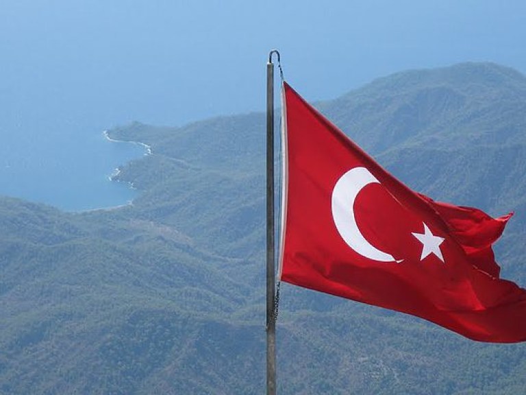 Турция приостановила выезд госслужащих за границу