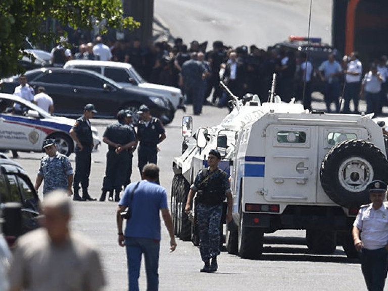 В захваченном отделении полиции в Ереване открыли стрельбу