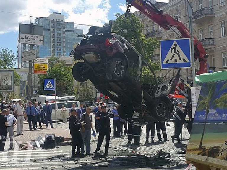 Автомобиль, в котором погиб Павел Шеремет, отвезли на экспертизу (ФОТО)