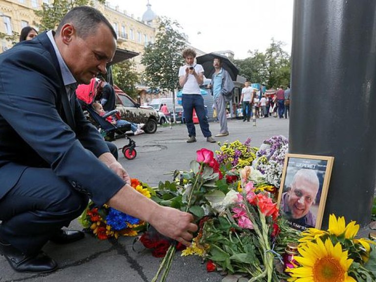 Украинцы собрались на Майдане Независимости в Киеве, чтобы почтить память Павла Шеремета (ФОТО)