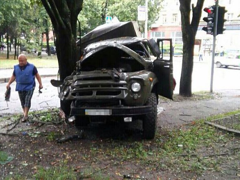 В Харькове столкнулись легковушка и водовозка, двоих водителей госпитализировали (ФОТО)