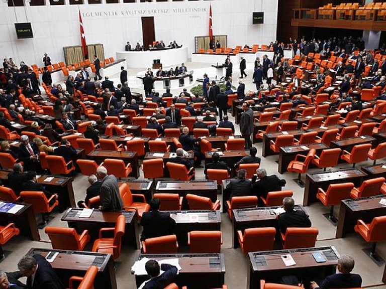 Парламент Турции одобрил режим чрезвычайного положения в стране