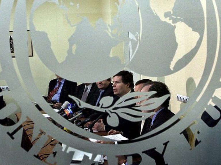 Сотрудничество с МВФ грозит Украине девальвацией и ростом госдолга – эксперт
