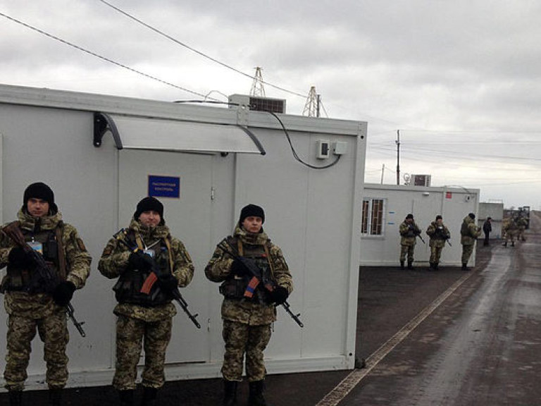 На КПВВ «Марьинка» и «Новотроицкое» пограничники отметили рост пассажиропотока