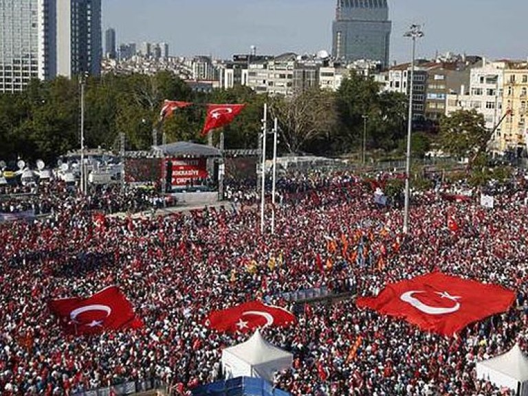 Десятки тысяч человек вышли на митинг в Стамбуле (ФОТО)
