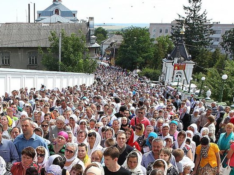 Блокпосты организованы по всей траектории Крестного хода, но это не останавливает верующих – священник