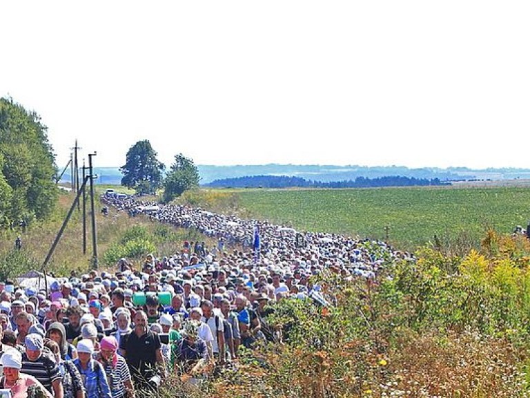 Крестный ход, которому преградили путь в Борисполь, свернул в сторону Броваров (ФОТО)