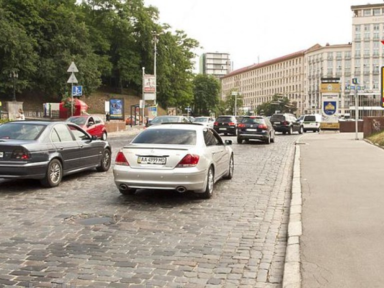 Владимирский спуск закрыли для парковки автомобилей