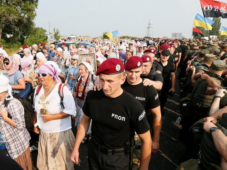 На Владимирской горке находятся уже более 10 тысяч верующих, начался молебен