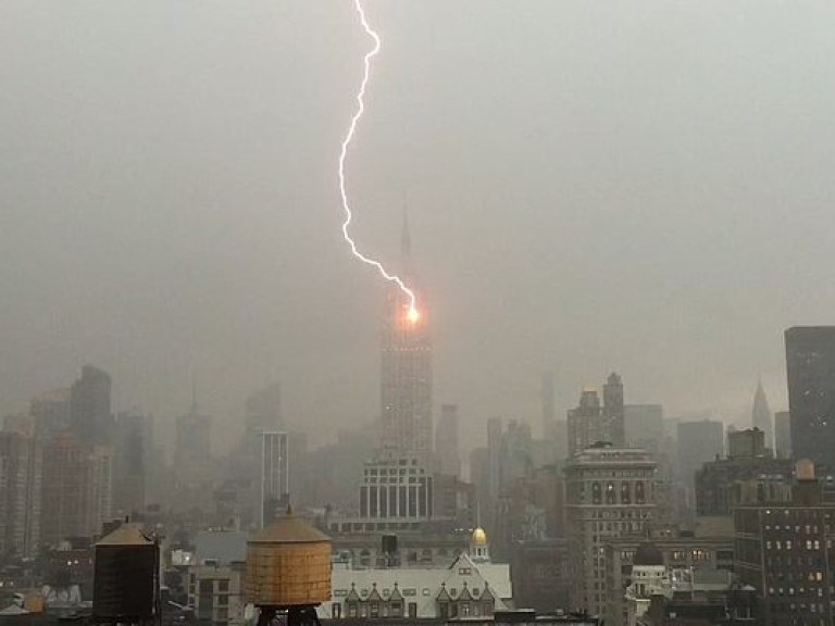 Молния поразила нью-йоркский небоскреб Empire State Building (ФОТО, ВИДЕО)