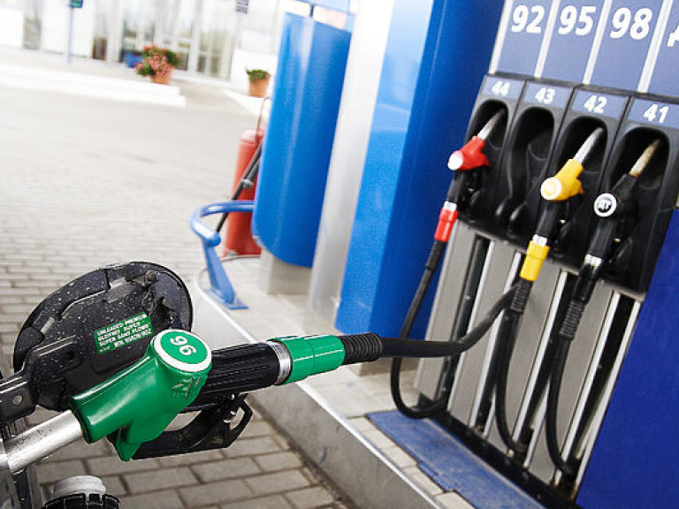 Продажи бензина на украинские АЗС в июне вновь сократились