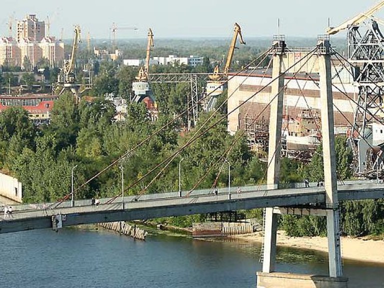 В Киеве при попытке сделать селфи с моста сорвался подросток (ФОТО)