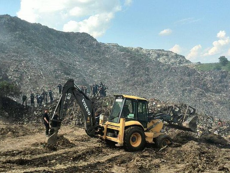 В Киевской области загорелась свалка, есть угроза оползня (ФОТО)