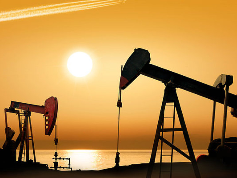 Нефть Brent упала ниже 42 долларов за баррель впервые с апреля
