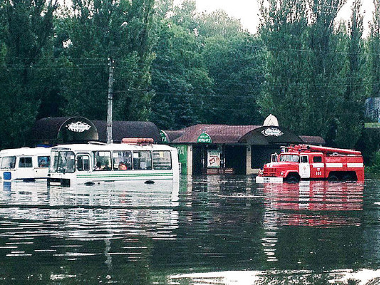 В Черкассах вторые сутки продолжают откачивать воду с затопленных улиц (ФОТО)