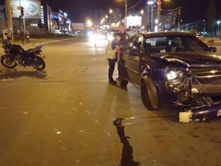 На Днепровской набережной в Киеве мотоциклист протаранил иномарку (ФОТО)