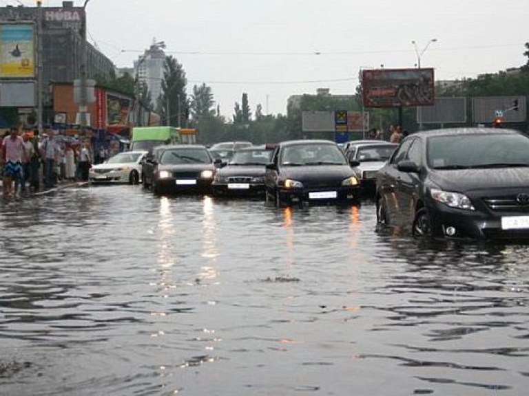 В Киеве горячая вода затопила бульвар Дружбы народов (ФОТО)