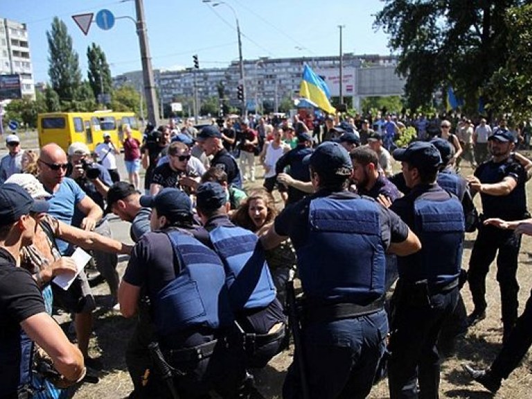 Под зданием суда по делу «Торнадо» произошла потасовка (ФОТО)