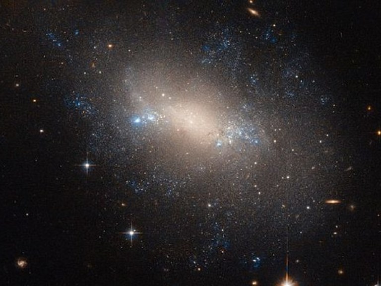 Телескоп &#171;Хаббл&#187; сфотографировал неправильную галактику из созвездия Рыси (ФОТО)