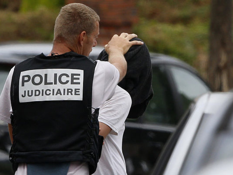 Французская полиция задержала второго подозреваемого в убийстве священника в Нормандии