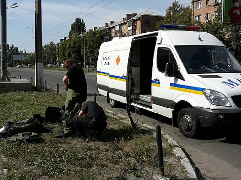 В Киеве вызывали саперов для проверки пакета возле здания патрульной полиции (ФОТО)