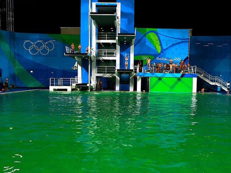 Вода в олимпийском бассейне позеленела из-за падения уровня щелочи