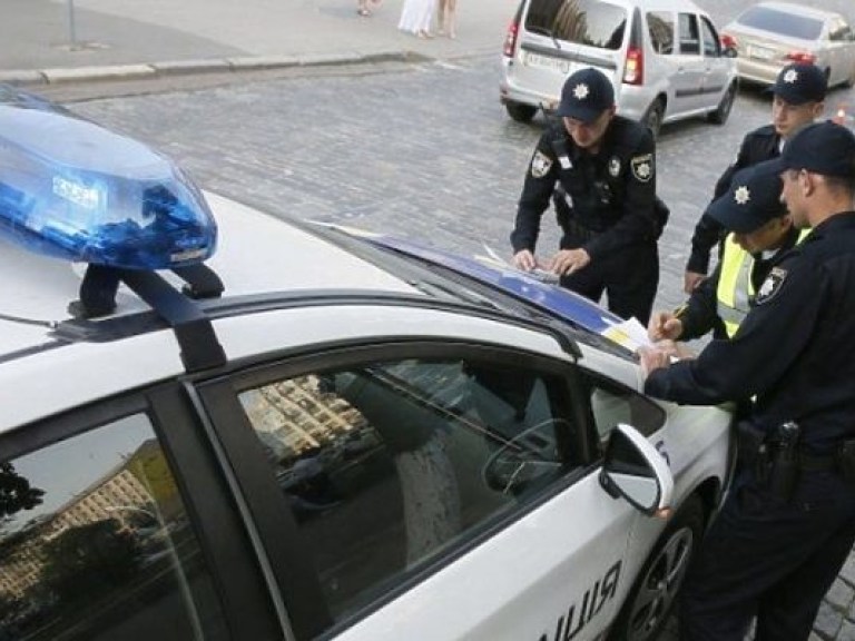 Патрульный полицейский перевернулся на чужом авто в центре Ровно (ФОТО)