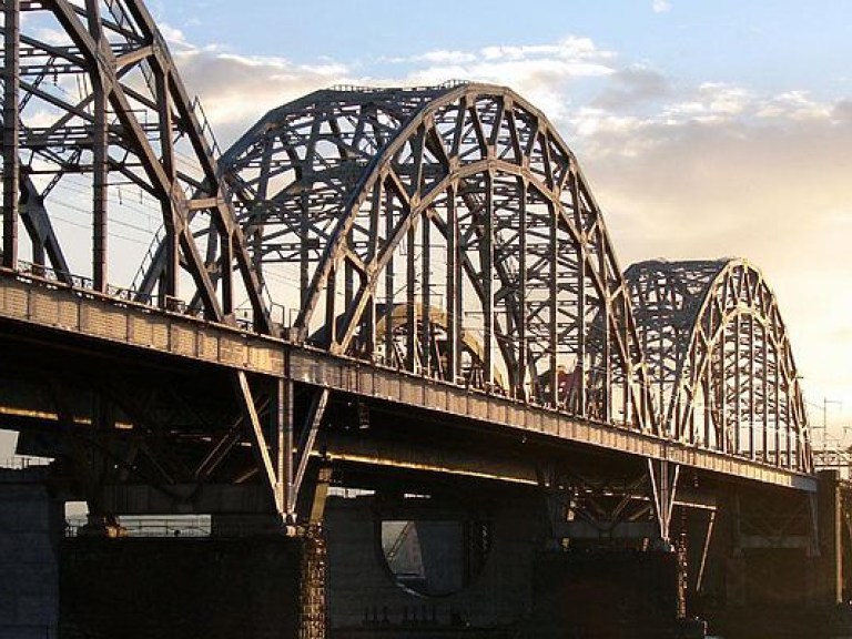 На Дарницком мосту в Киеве ко Дню Независимости восстановят наружное освещение