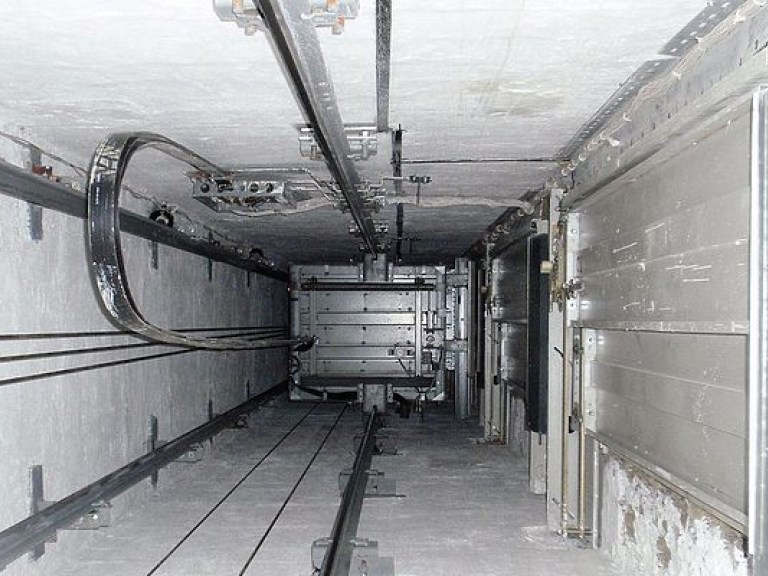 Одесский пенсионер упал в шахту лифта