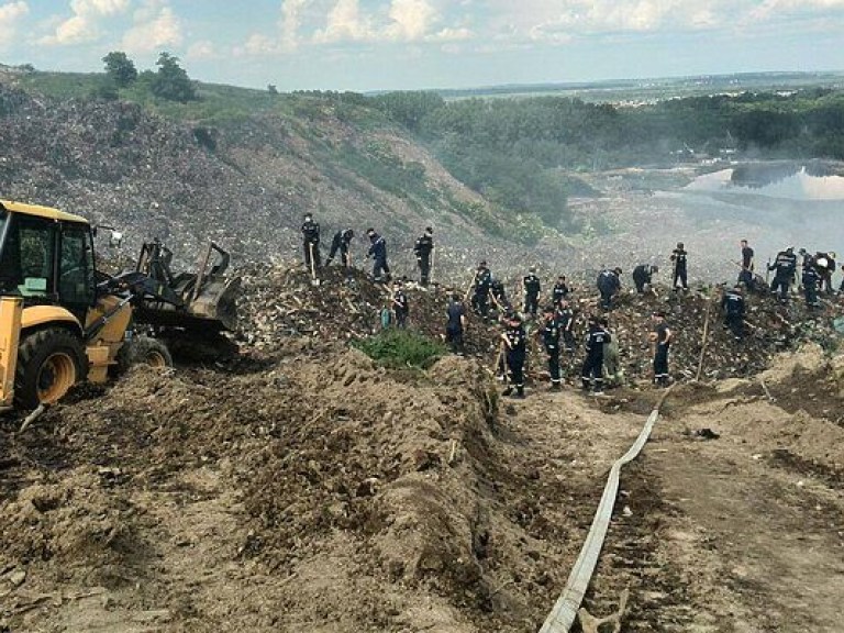 В Тернопольской области возле свалки уже сутки не могут потушить пожар – ГСЧС (ФОТО)