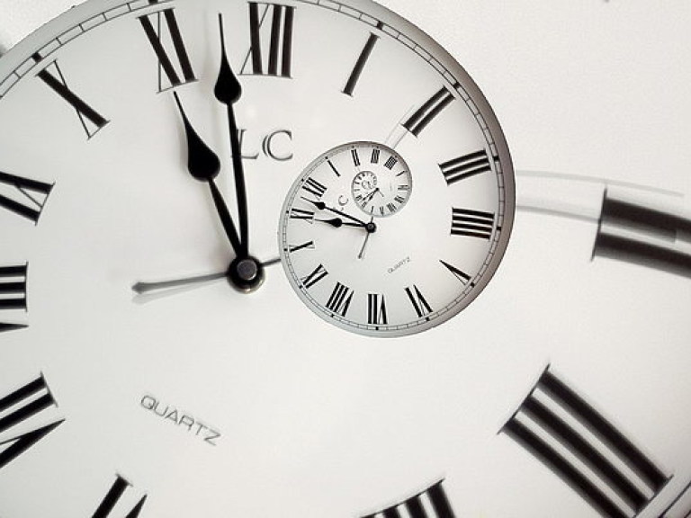 Физики назвали причину возникновения времени