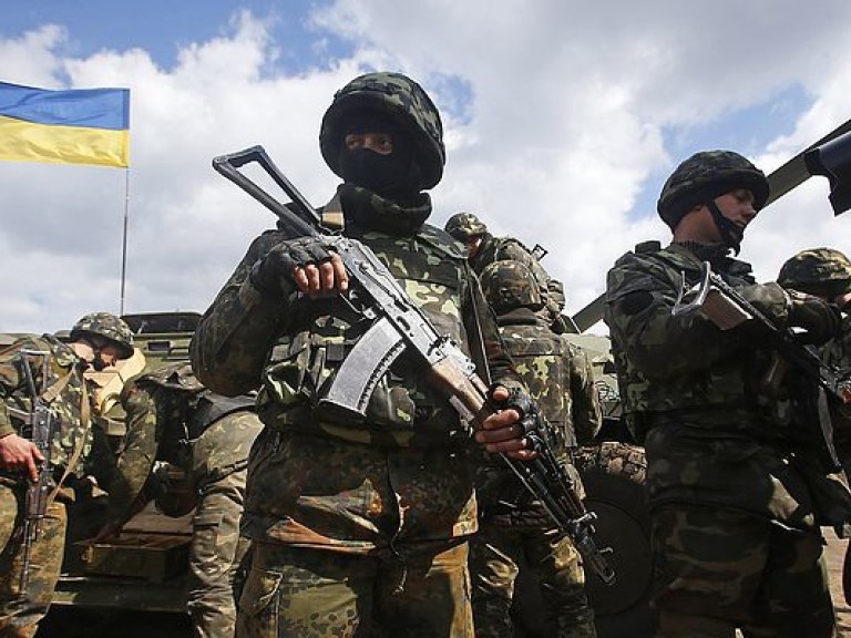 Двое украинских военных погибли, восемь ранены за сутки в зоне АТО