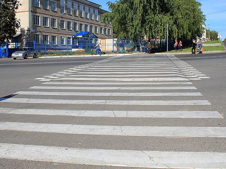 В Киеве появился новый повышенный пешеходный переход