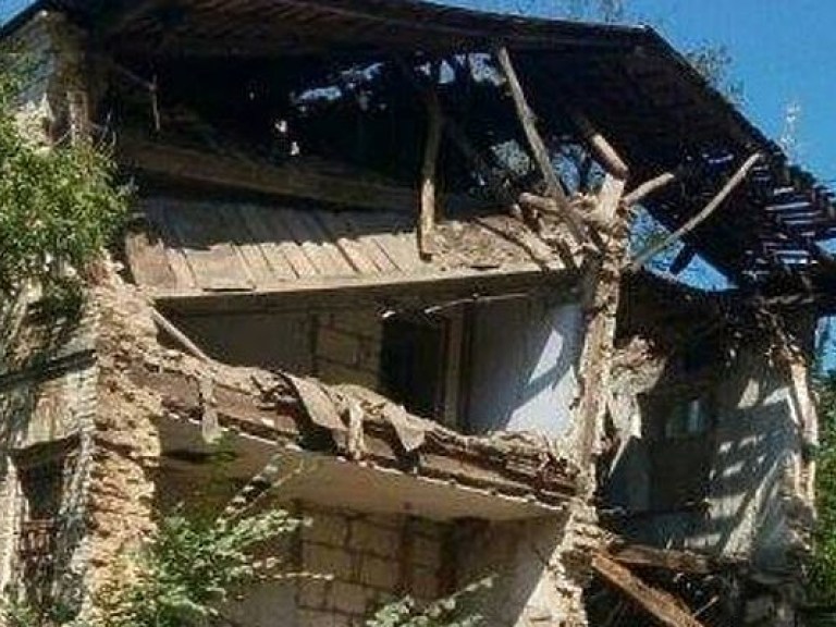 В Киеве возле детского учреждения обвалился выселенный дом, пострадавших нет