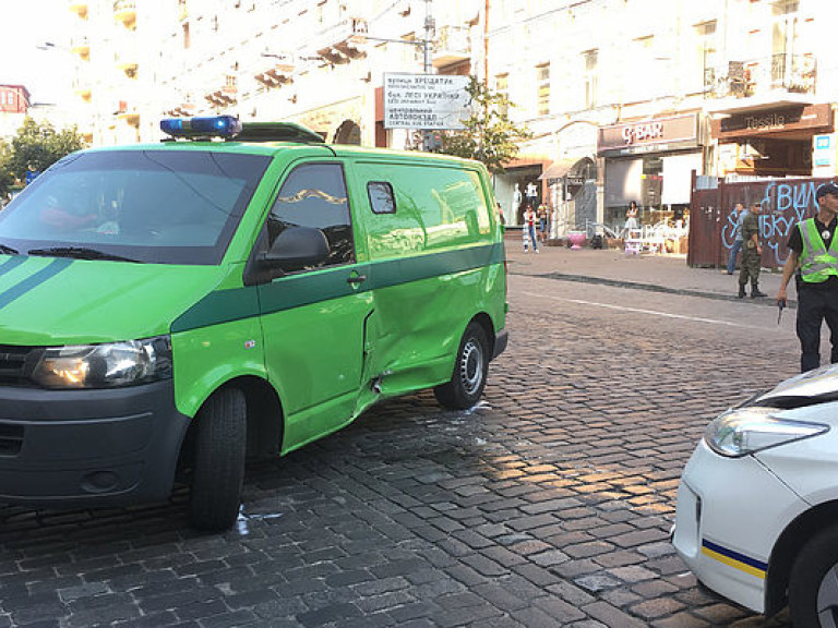 В центре Киева машина патрульной полиции врезалась в инкассаторов (ФОТО)