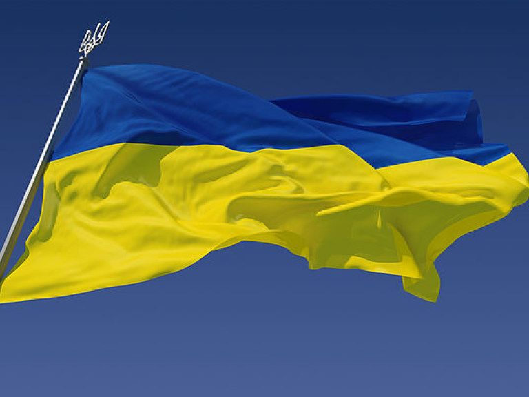 Ко Дню флага под Киевом возвели флагшток с гигантским стягом Украины (ФОТО)