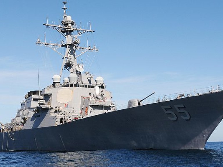 Иранские военные катера опасно сблизились с эсминцем США