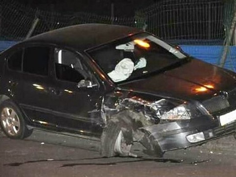 В Киеве ночью пьяный водитель разбил припаркованное авто и вылетел в отбойник (ФОТО)