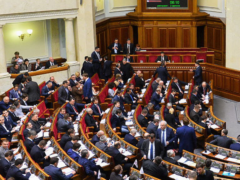 Работа украинского парламента осенью начнется со скандалов – политолог