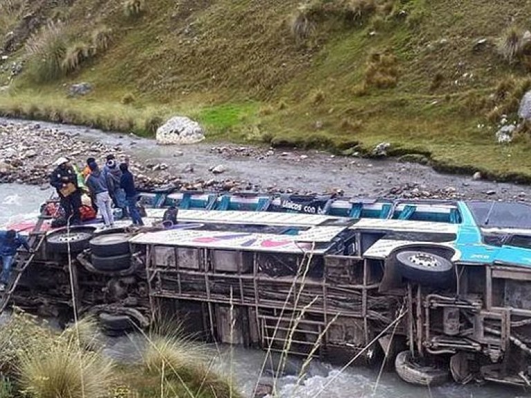 В Непале автобус упал в реку, десятки погибших (ФОТО)