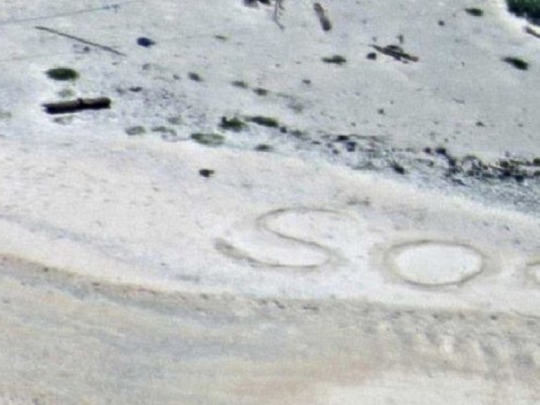 Пропавших моряков нашли спустя неделю по надписи SOS на песке (ФОТО)